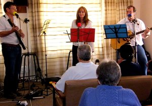 Bejaardes geniet Sangdag